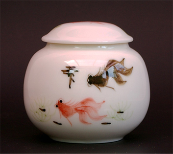 磁器の茶缶　白玉瓷 金魚